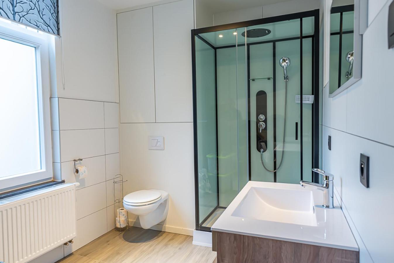 Guesthouses By Hotel Van Eyck Maaseik Bagian luar foto