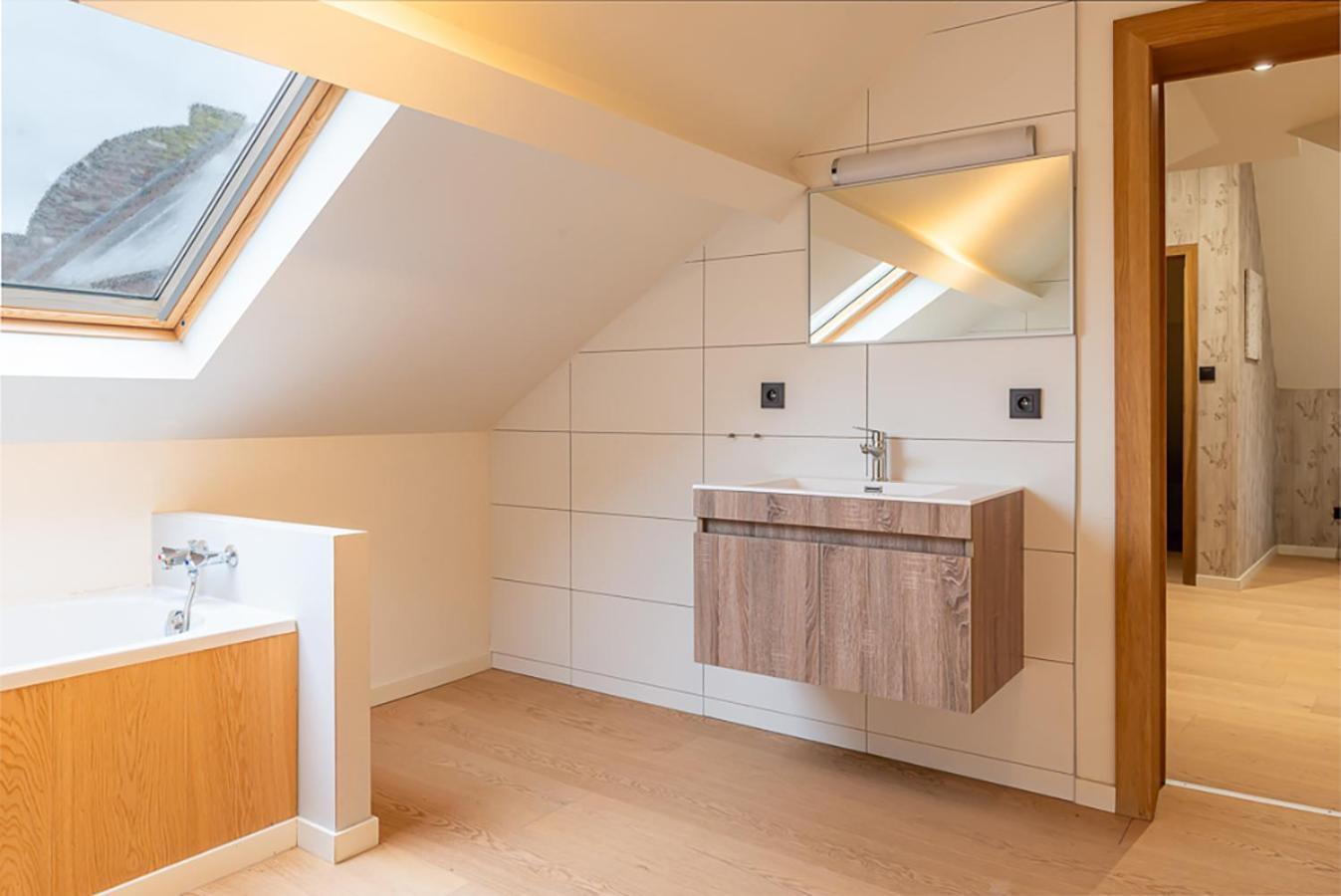 Guesthouses By Hotel Van Eyck Maaseik Bagian luar foto